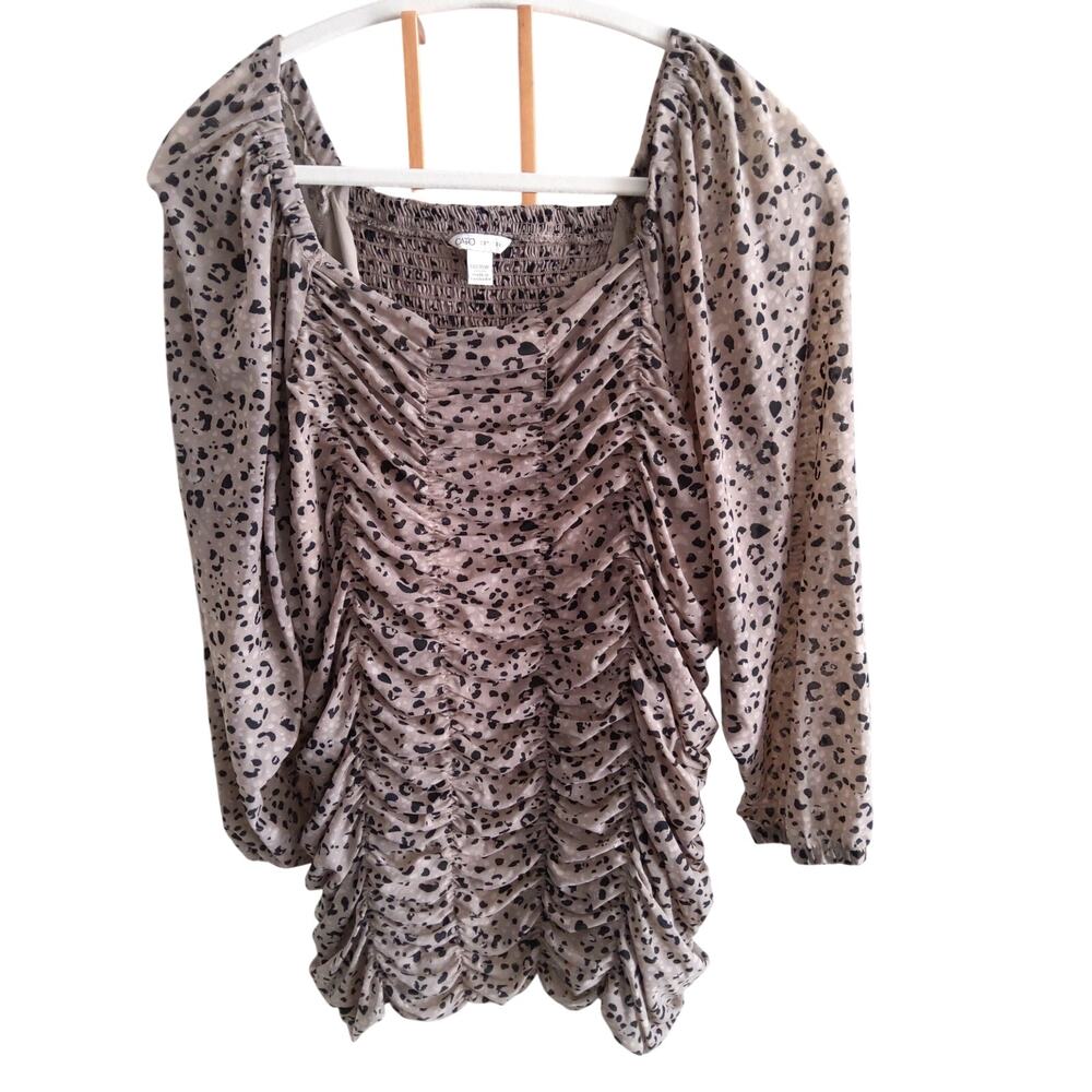 Cato dress blouse. Office Siren. Stretch pleated, animal print. Office Core.Chic
